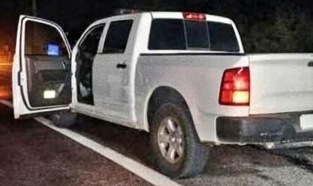 Abandonan camioneta con arma y equipo táctico en carretera de Tamaulipas