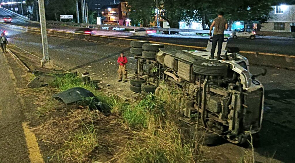 Tráiler vuelca tras chocar con poste en bajada del Puente Tampico