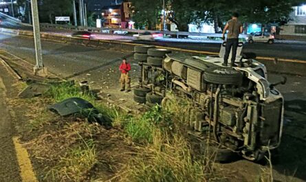 Tráiler vuelca tras chocar con poste en bajada del Puente Tampico
