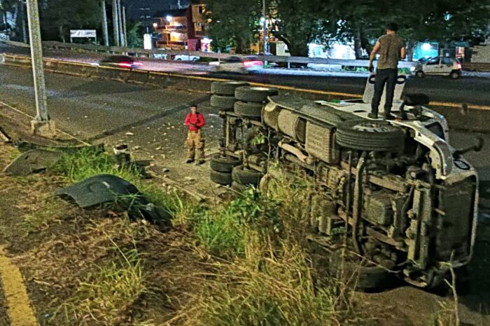 Tráiler vuelca tras chocar con poste en bajada del Puente Tampico