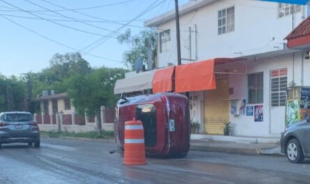 Auto termina volcado tras choque en Madero