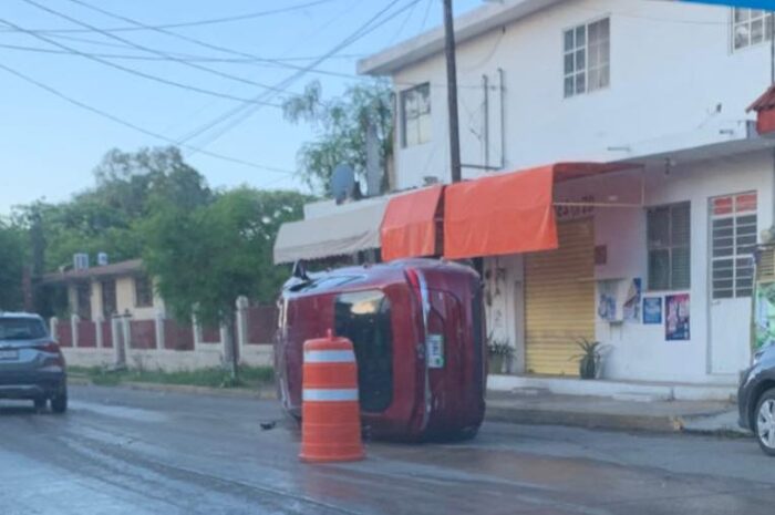 Auto vuelca tras chocar contra unidad estacionada en Ciudad Madero