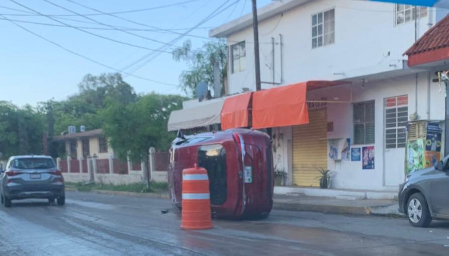 Auto termina volcado tras choque en Madero