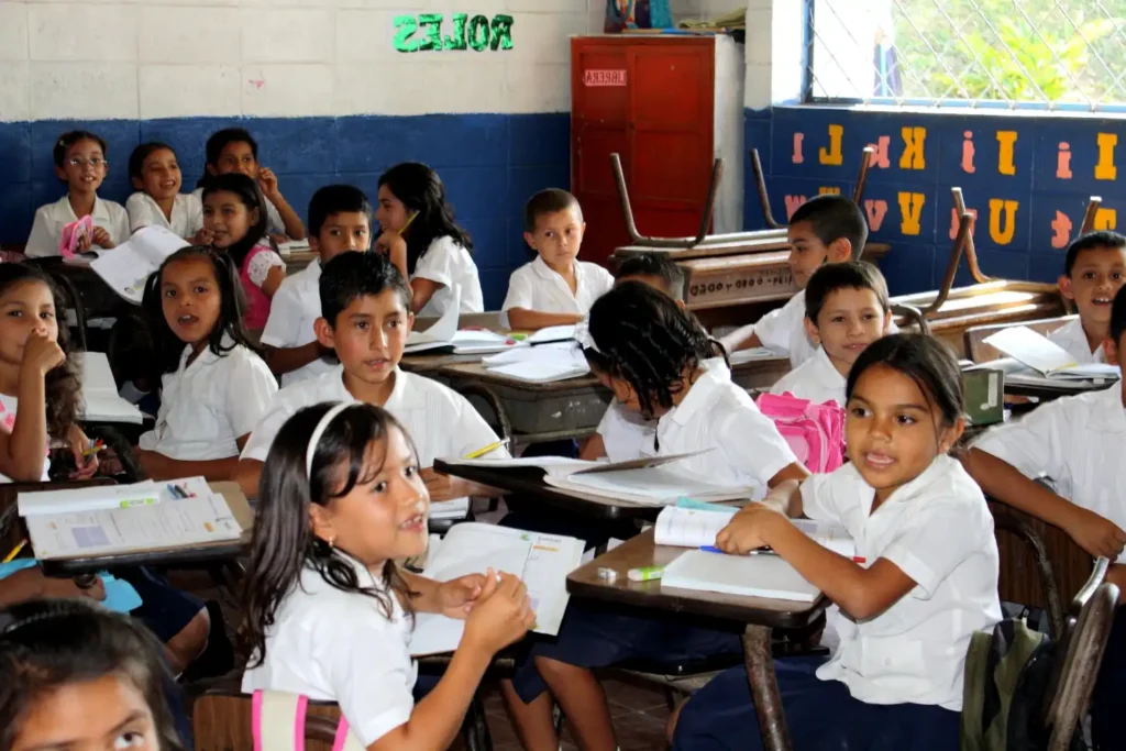 Padres y docentes rechazan reducir clases por calor y Mundial Padres y maestros rechazan recortar ciclo escolar