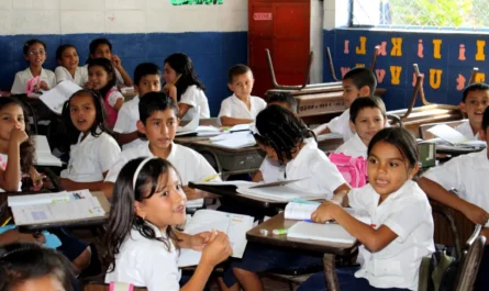 Padres y maestros rechazan recortar ciclo escolar