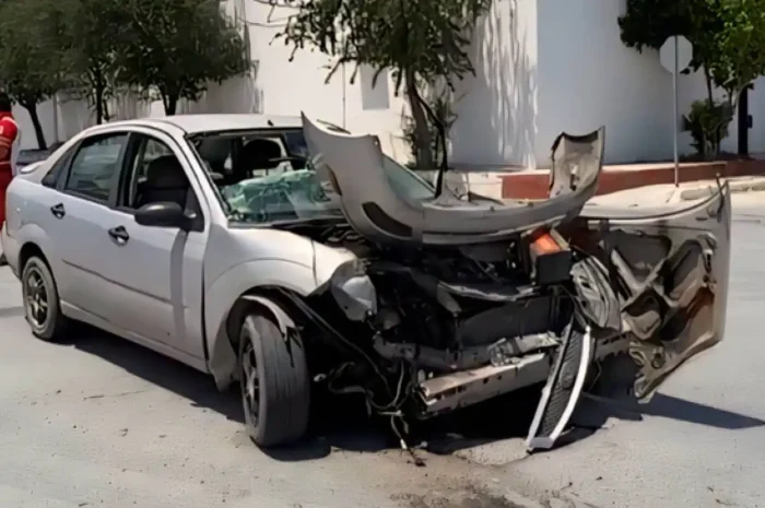 Accidente entre ambulancia y auto deja lesionados en Jarachina Norte