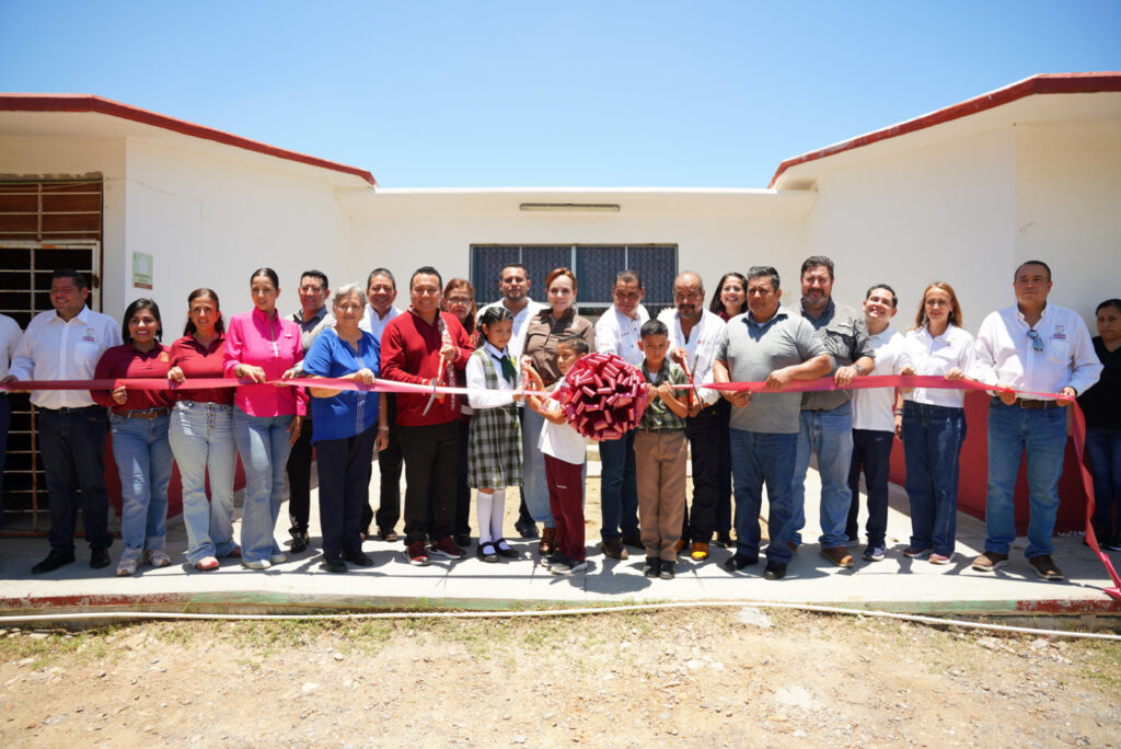 Fortalece Gobierno de Carmen Lilia Canturosas infraestructura educativa en primaria de Valles de Anáhuac Más de 500 estudiantes de la primaria Amalia Hernández Navarro se benefician con nuevas obras educativas entregadas por el Gobierno Municipal.