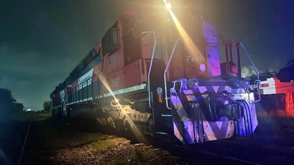 Automóvil es arrastrado por tren en Altamira; conductora resulta ilesa