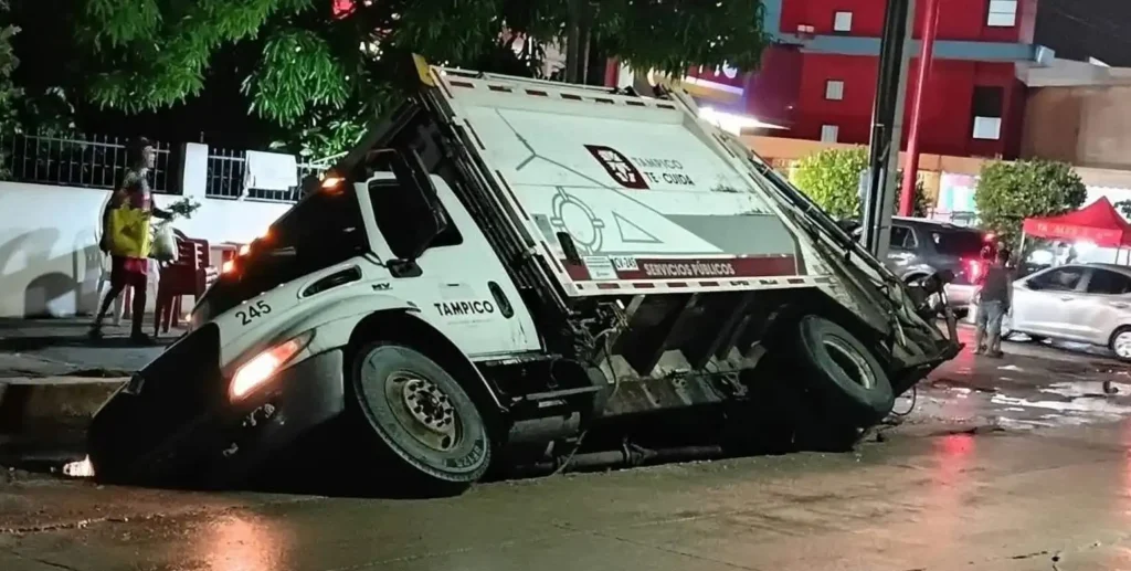 Se abre socavón en Tampico y deja varado camión recolector