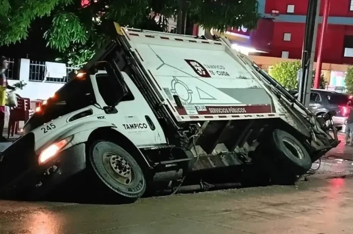 Se abre socavón en Tampico y deja varado camión recolector