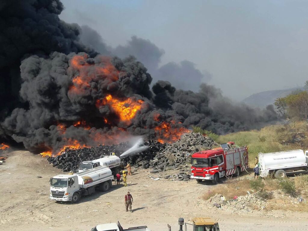 Refuerzan operativo para sofocar incendio en relleno sanitario de Victoria Refuerzan operativo para sofocar incendio en relleno sanitario de Victoria