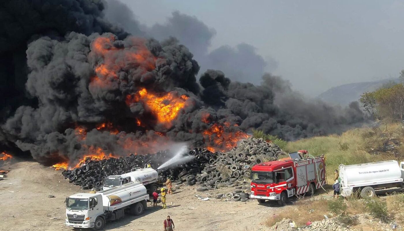 Refuerzan operativo para sofocar incendio en relleno sanitario de Victoria