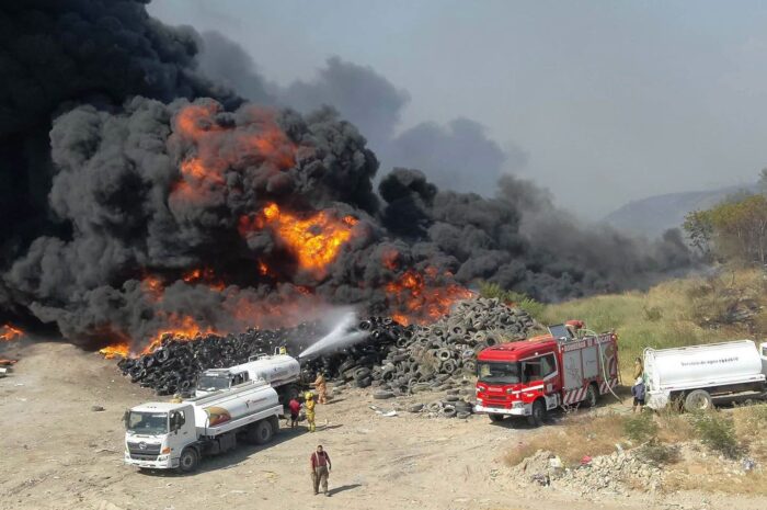 Refuerzan operativo para sofocar incendio en relleno sanitario de Victoria