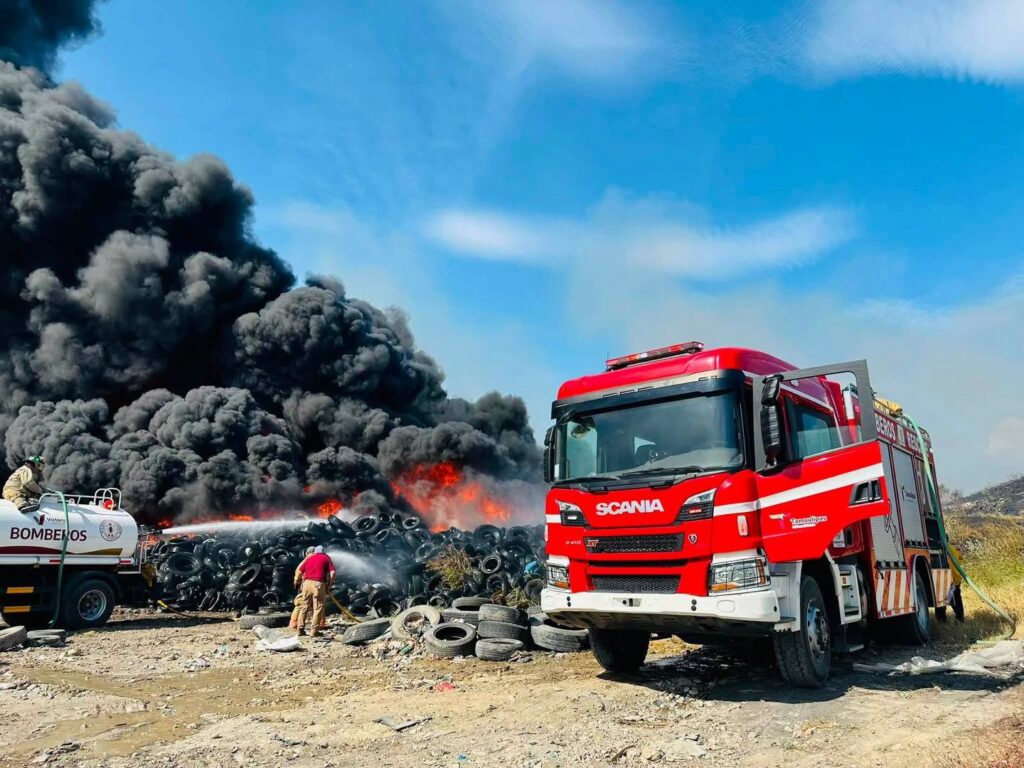 Refuerzan operativo para sofocar incendio en relleno sanitario de Victoria
