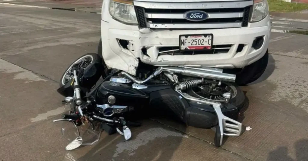 Camioneta arrolla a motociclista y lo envía al hospital en Ciudad Madero Camioneta arrolla a motociclista y lo envía al hospital en Ciudad Madero