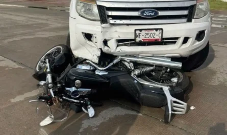 Camioneta arrolla a motociclista y lo envía al hospital en Ciudad Madero