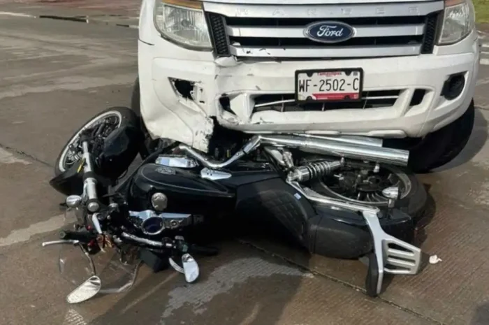 Camioneta arrolla a motociclista y lo envía al hospital en Ciudad Madero