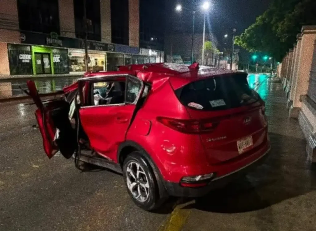 Hallan camioneta abandonada y destruida en Avenida Hidalgo de Tampico