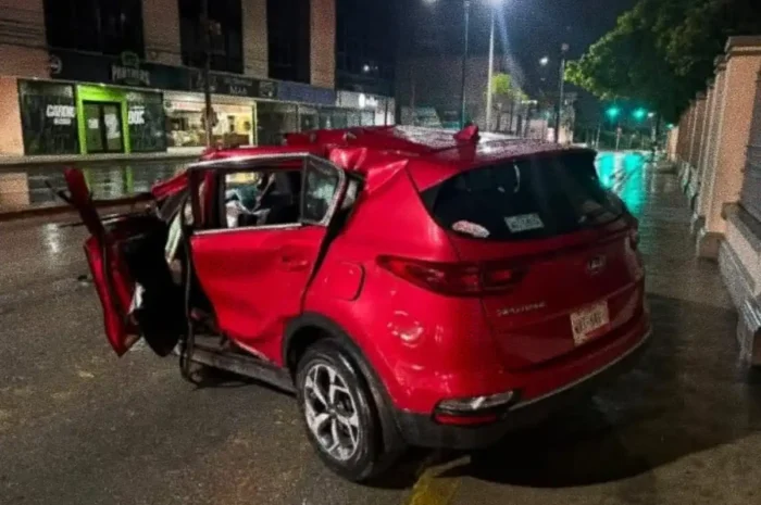 Hallan camioneta abandonada y destruida en Avenida Hidalgo de Tampico