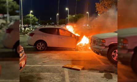 Camioneta se incendia en plaza comercial de Reynosa y alcanza otros vehículos