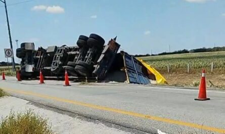 Remolque vuelca y deja 25 toneladas de algodón sobre libramiento de Reynosa