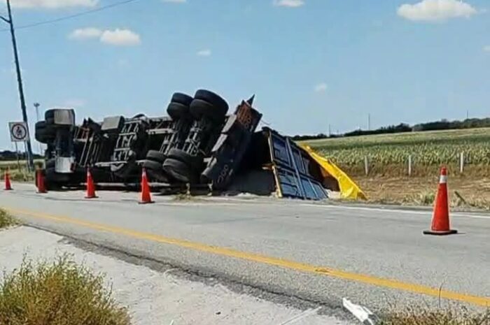 Remolque vuelca y deja 25 toneladas de algodón sobre libramiento de Reynosa
