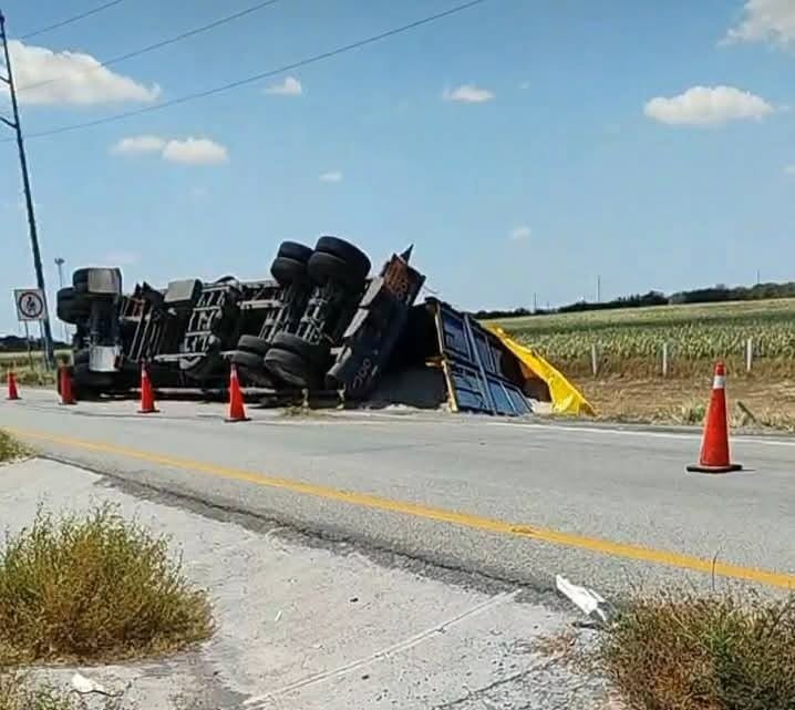 Remolque vuelca y deja 25 toneladas de algodón sobre libramiento de Reynosa