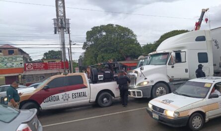 Choques de tráileres colapsan la Avenida de la Industria en Altamira