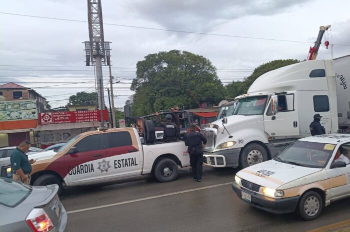 Choques de tráileres colapsan la Avenida de la Industria en Altamira