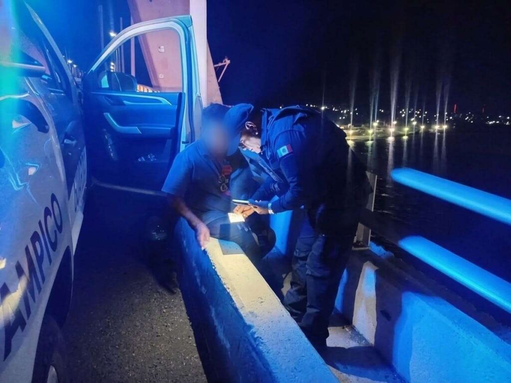 Guardia Estatal auxilia a hombre en situación de riesgo en Puente Tampico Guardia Estatal auxilia a hombre en situación de riesgo en Puente Tampico