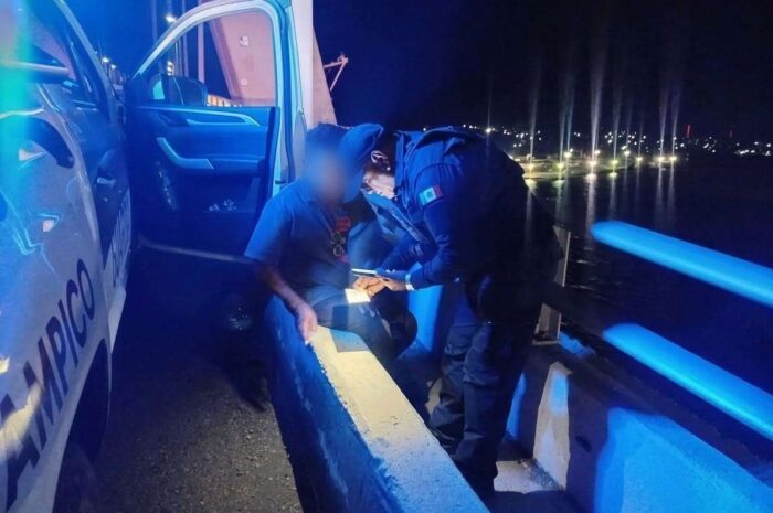Guardia Estatal auxilia a hombre en situación de riesgo en Puente Tampico
