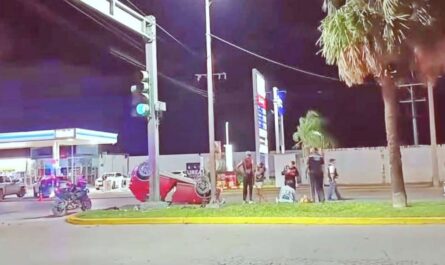 Volcadura en Tampico deja a joven conductor lesionado