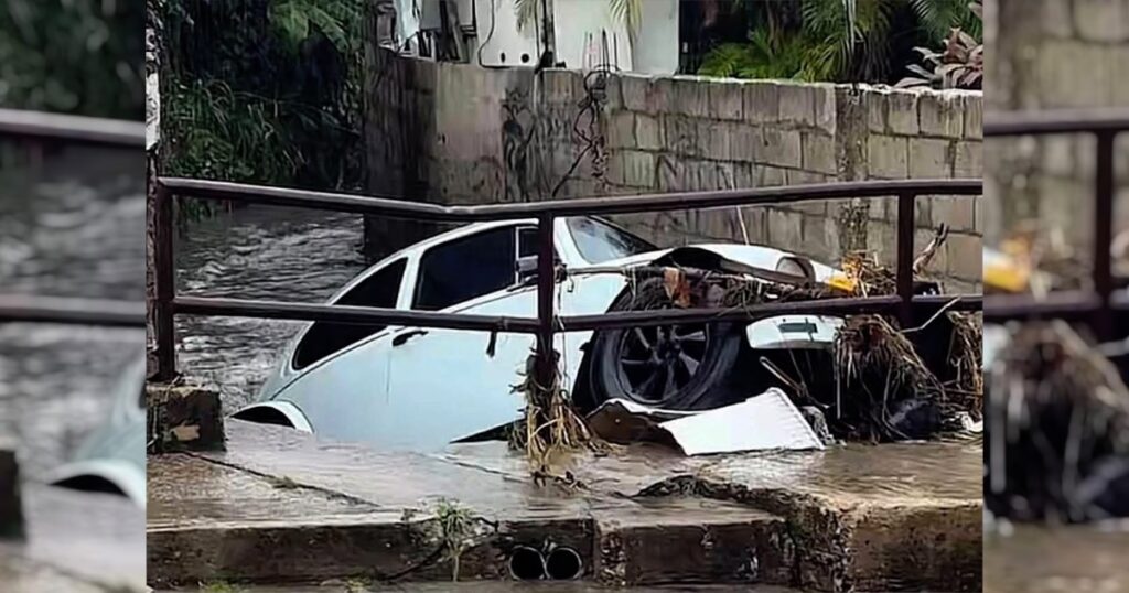 Lluvias en Tampico arrastran automóvil hasta un canal pluvial