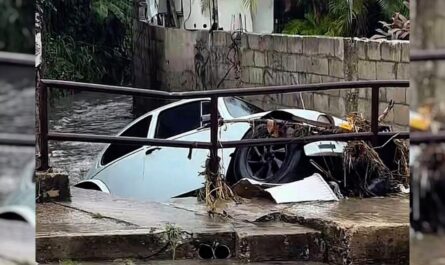 Lluvias en Tampico arrastran automóvil hasta un canal pluvial