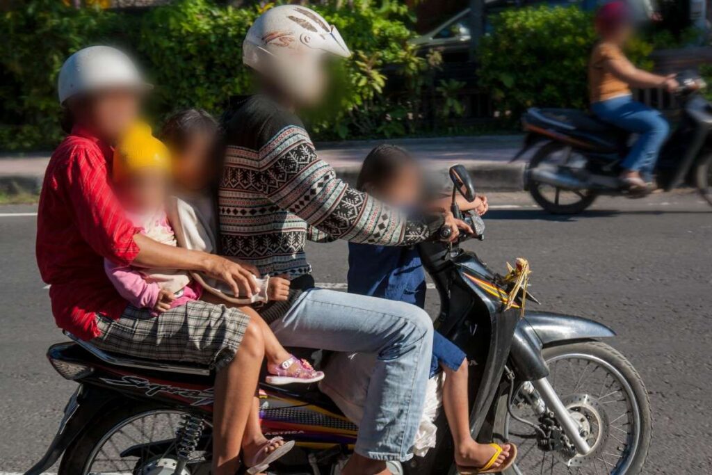 Prohíben que menores de 12 años viajen en motocicleta en Tamaulipas